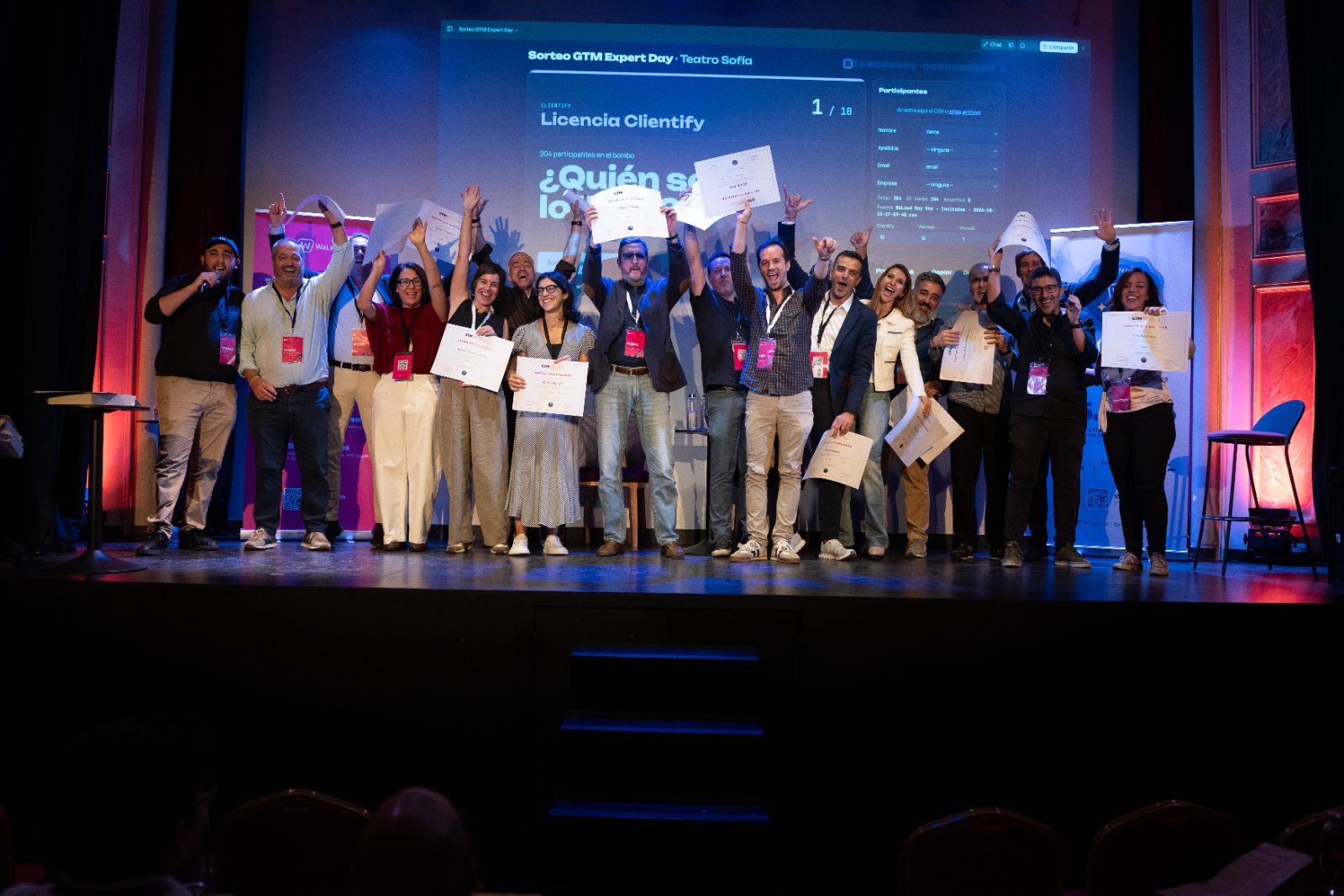 Alumnos de la 1ª edición con su diploma