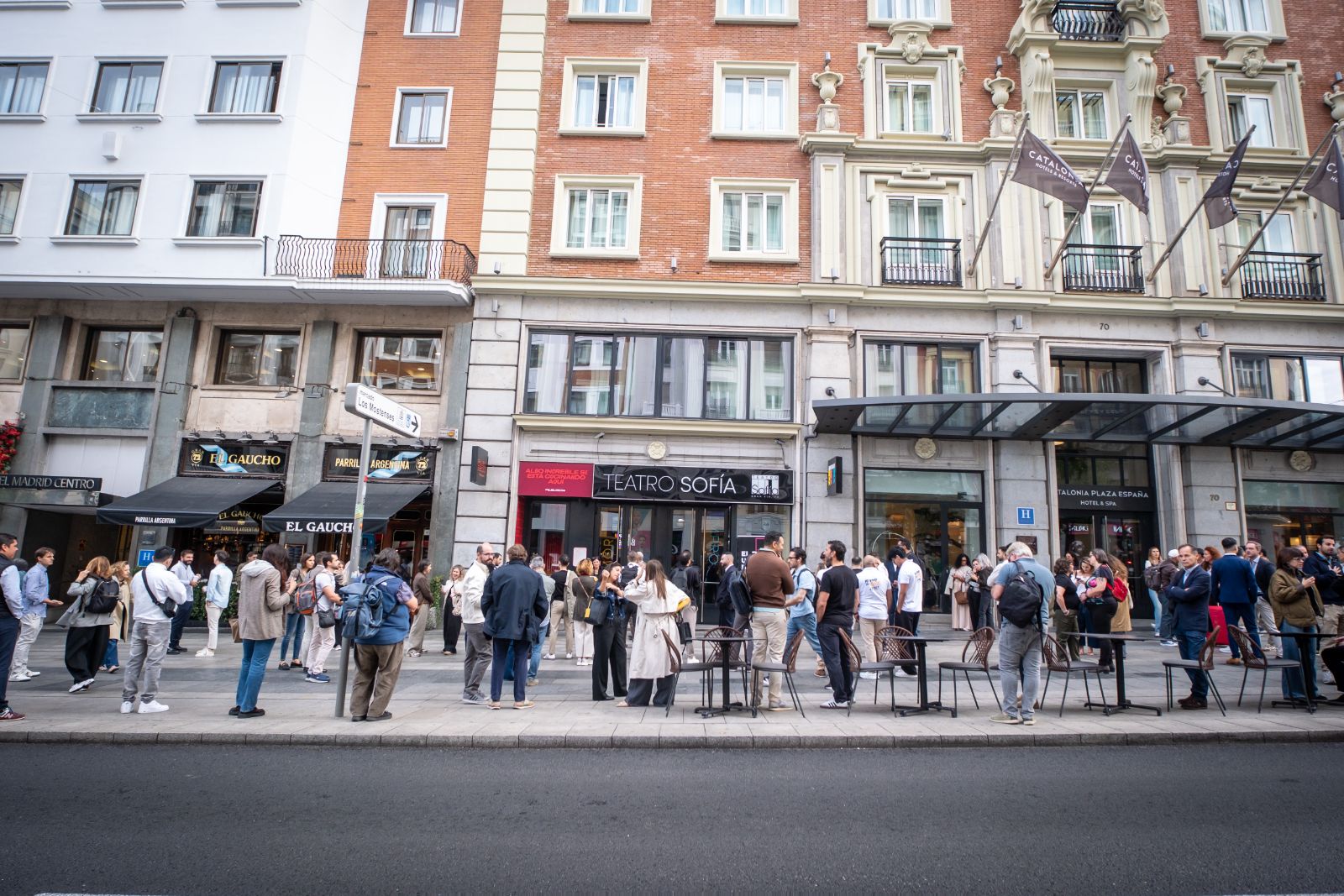 Asistentes a la entrada del Teatro Sofía