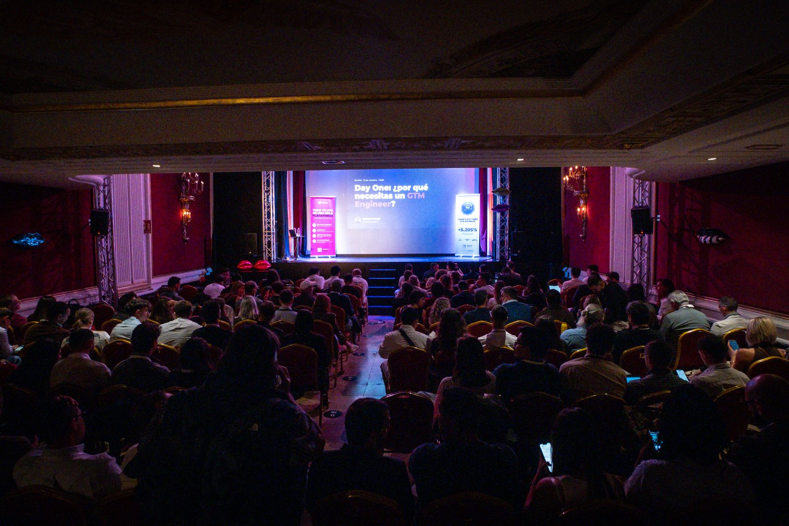Teatro Sofía lleno durante el Day One