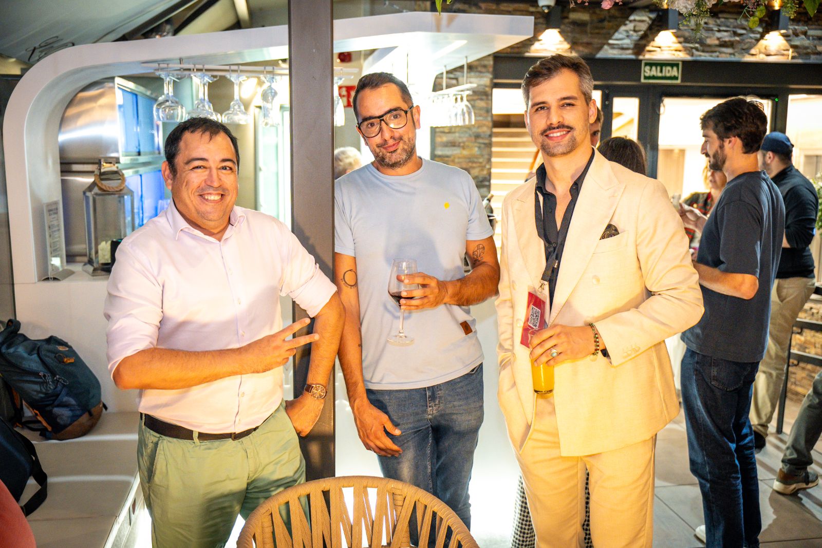 Asistentes en el cóctel