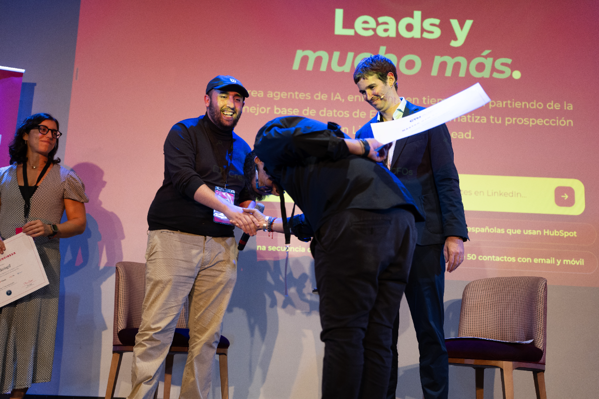 Entrega de diplomas en el escenario