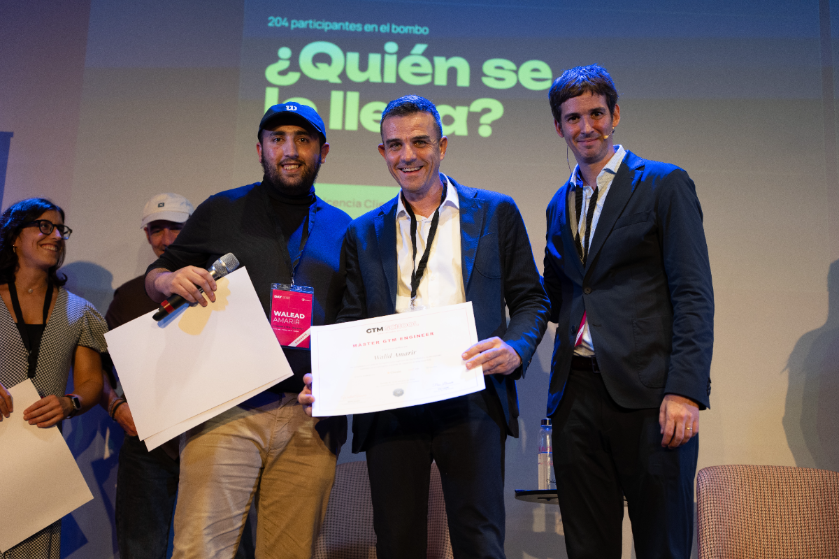 Alumno con su diploma de GTM School